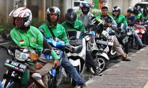 Ilustrasi Rombongan Driver Ojol yang Mangkal (Dok. Ekonomi Bisnis)
