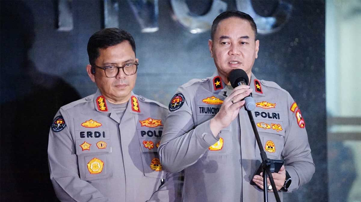Kepala-Biro-Penerangan-Masyarakat-(Karopenmas)-Divhumas-Polri-Brigjen-Pol-Trunoyudo-Wisnu-Andiko-(kanan)-saat-konferensi-pers-di-Mabes-Polri,-Jakarta-(Dok.-Humas-Polri)