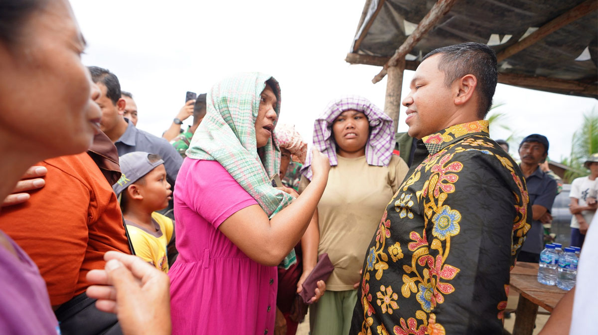 Gubernur-Riau,-Abdul-Wahid-saat-menemui-sejumlah-warga-di-kawasan-Taman-Nasiona-Tesso-Nilo,-Kabupaten-Pelalawan,-Riau,-beberapa-waktu-lalu.-(Dok.-Riau-Media-Center)