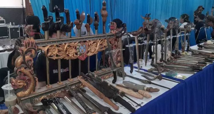 Keris-keris-dipamerkan-di-gedung-Heritage-RCE-Center-KPPN-Malang,-Jumat-24-Oktober-2025-(Dok.-BeritaSatu)