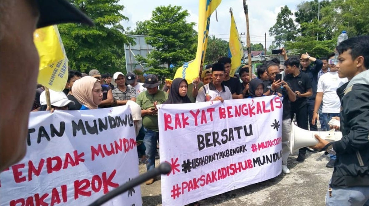 Mahasiswa-dan-Sopir-Truk-Geruduk-Kantor-Dishub-Bengkalis,-Tuntut-Kadishub-Mundur-(Dok.-RiauAktual)