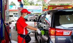 Pengisian-BBM-Mobil-di-SPBU-(Dok.-Kompas)
