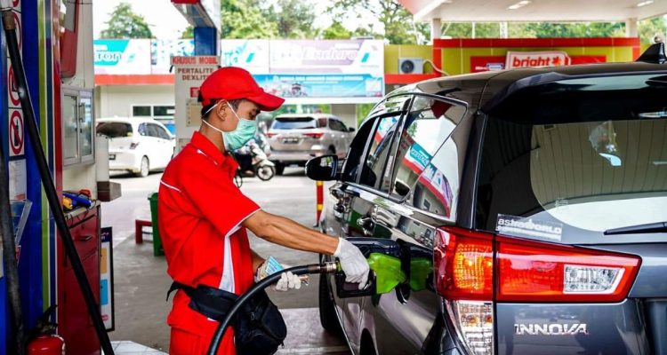 Pengisian-BBM-Mobil-di-SPBU-(Dok.-Kompas)