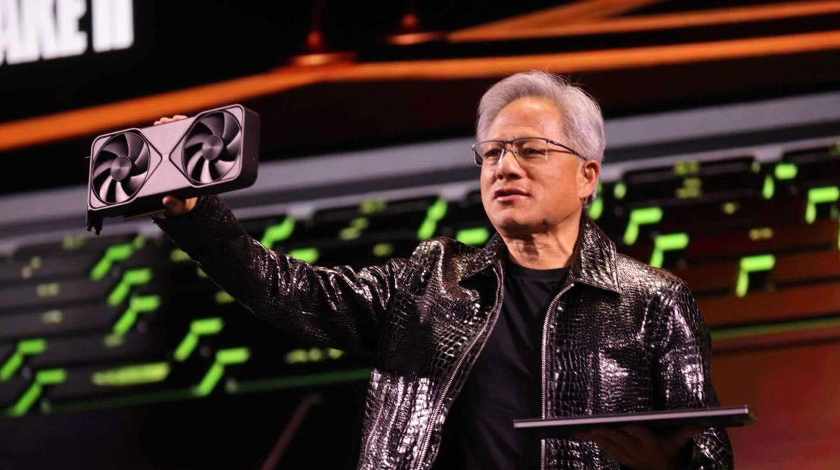 CEO-Nvidia-Jensen-Huang-memamerkan-kartu-grafis-terbarunya-dalam-ajang-CES-2025--(Dok.-Antara)