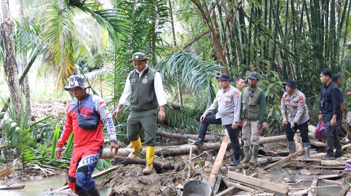 Menteri-Kehutanan-RI-Raja-Juli-Antoni-bersama-Kapolda-Riau-Irjen-Herry-Heryawan-turun-langsung-ke-wilayah-terdampak-banjir-bandang-dan-longsor--(Dok.-Riau-Aktual)