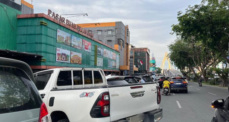 Parkir-di-Pasar-Buah-Sudirman-yang-dinilai-tidak-tertib-oleh-anggota-DPRD-Pekanbaru-(Dok.-Riau-Aktual)