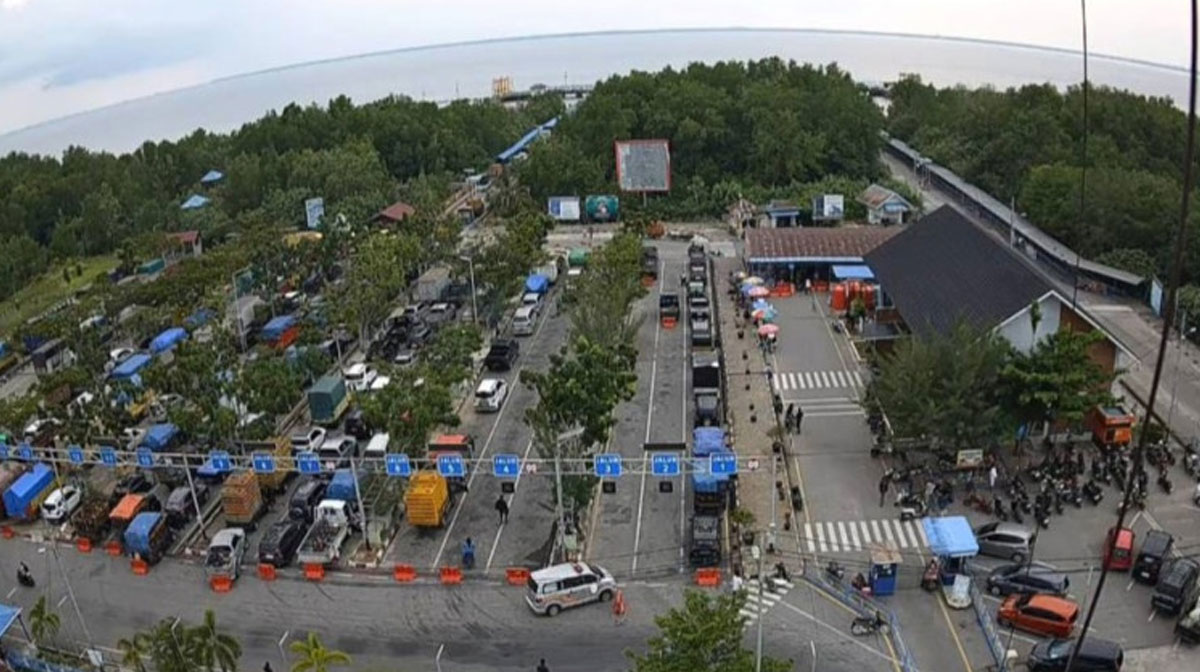 Antrean Kendaraan di Pelabuhan Penyeberangan Bengkalis Padat