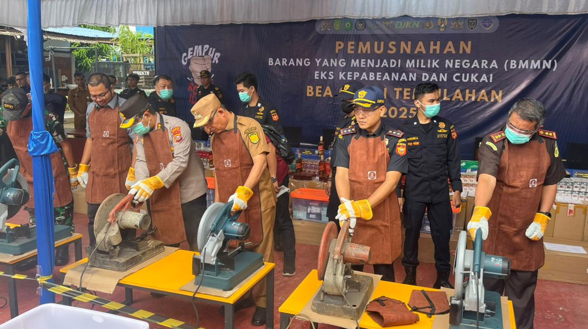 Bea-Cukai-Tembilahan-Musnahkan-2,1-Juta-Batang-Rokok-Ilegal.-(Dok.-Riau-Aktual)