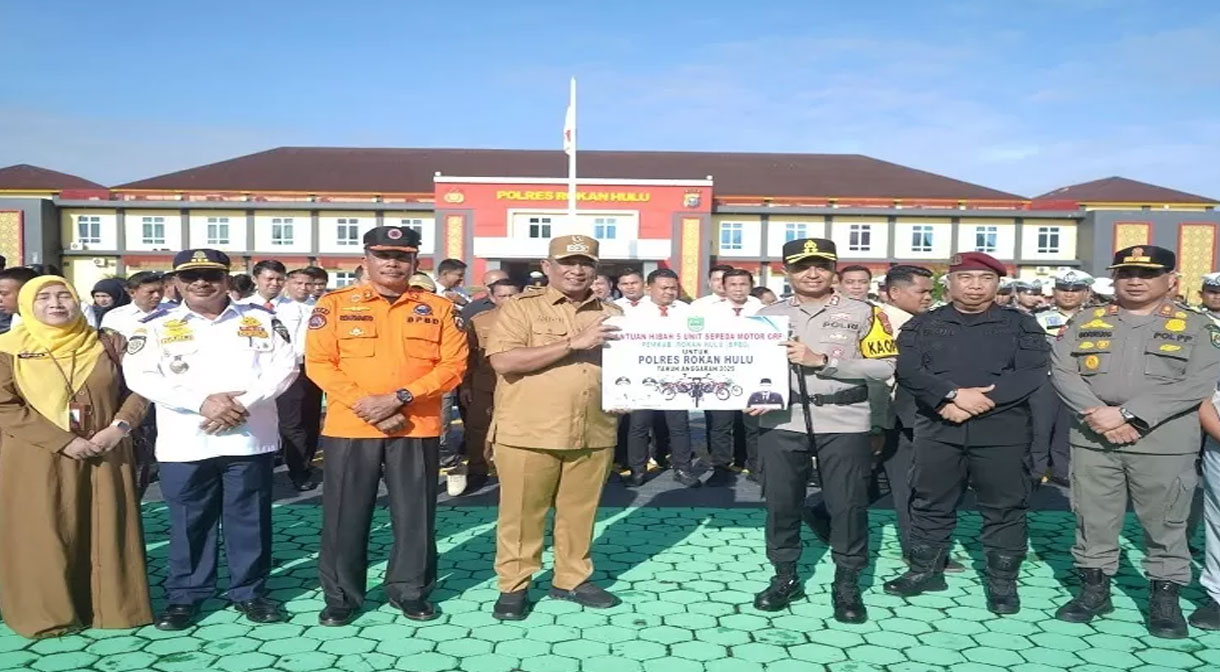 Bupati-Rohul-Anton-secara-simbolis-menyerahkan-hibah-5-unit-sepeda-motor-trail-kepada-Kapolres-Rohul-AKBP-Emil-Eka-Putra-(Dok.-Riaupos)