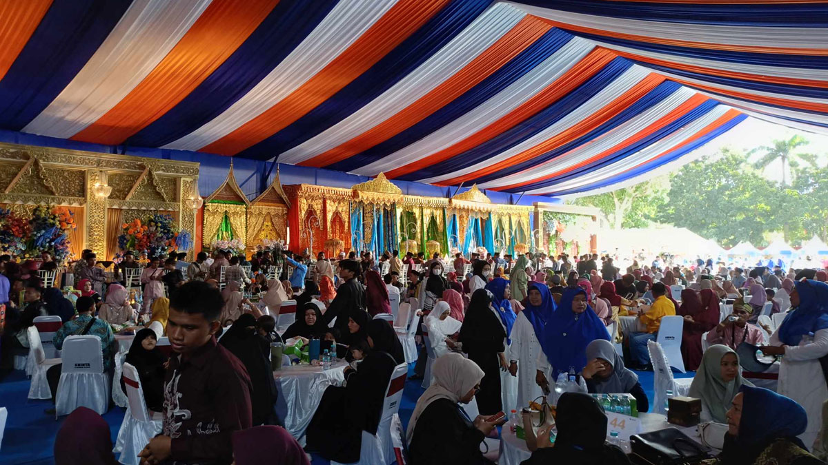 Calon-pengantin-bersanding-di-pelaminan-menanti-ijab-kabul-(Dok.-Riau-Aktual)