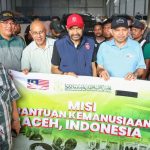 Gubernur-Aceh,-Muzakir-Manaf-saat-menerima-bantuan-kemanusiaan-dari-warga-Malaysia-yang-diserahkan-secara-simbolis-di-Aceh-Utara-(Dok.-Humas-Pemprov-Aceh)