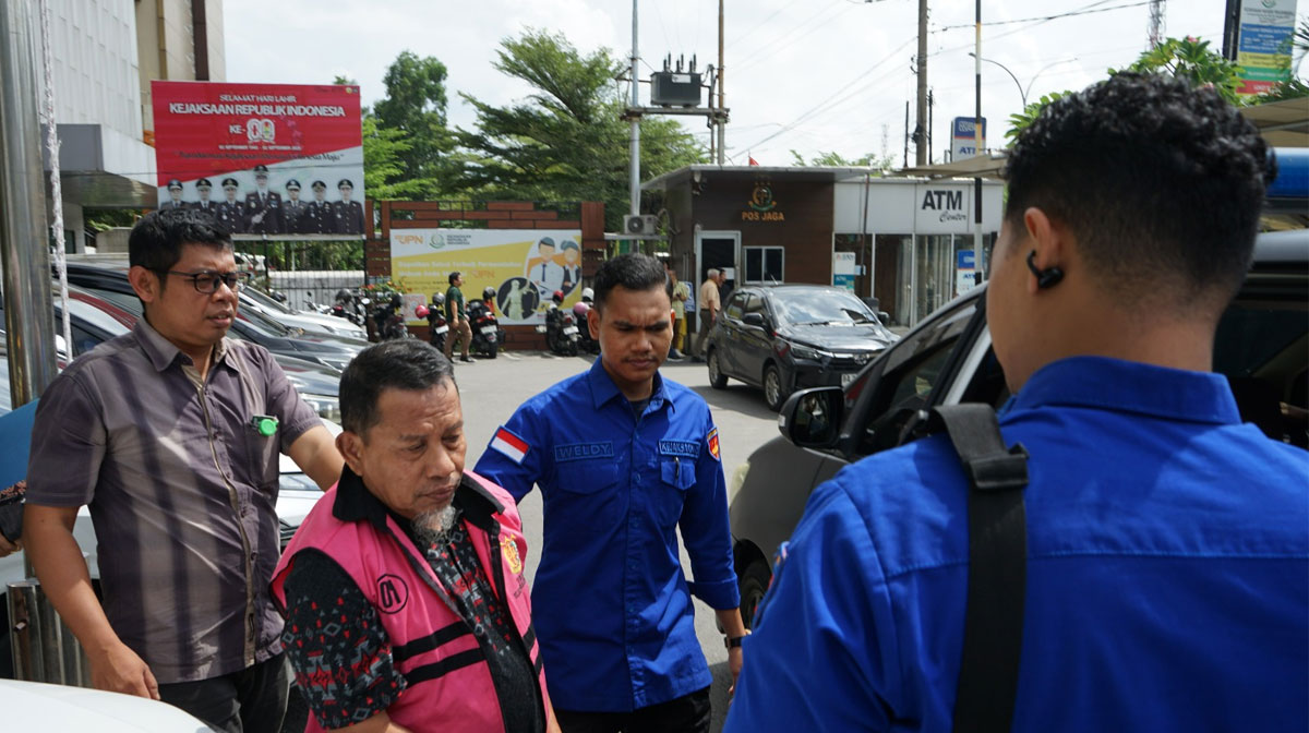 Kejaksaan-Negeri-(Kejari)-Pekanbaru-menahan-Erizon-alias-Erizon-Chan-alias-Erizon-Chaniago,-Komisaris-PT-Bopi-Redha-Tehnik.-(Dok.-Riau-Aktual)