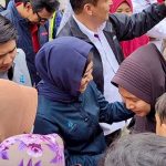 Menteri-Komunikasi-dan-Digital,-Meutya-Hafid-merangkul-salah-satu-korban-bencana-banjir-bandang-di-Aceh-Tamiang,-Aceh-(Dok.-RRI)