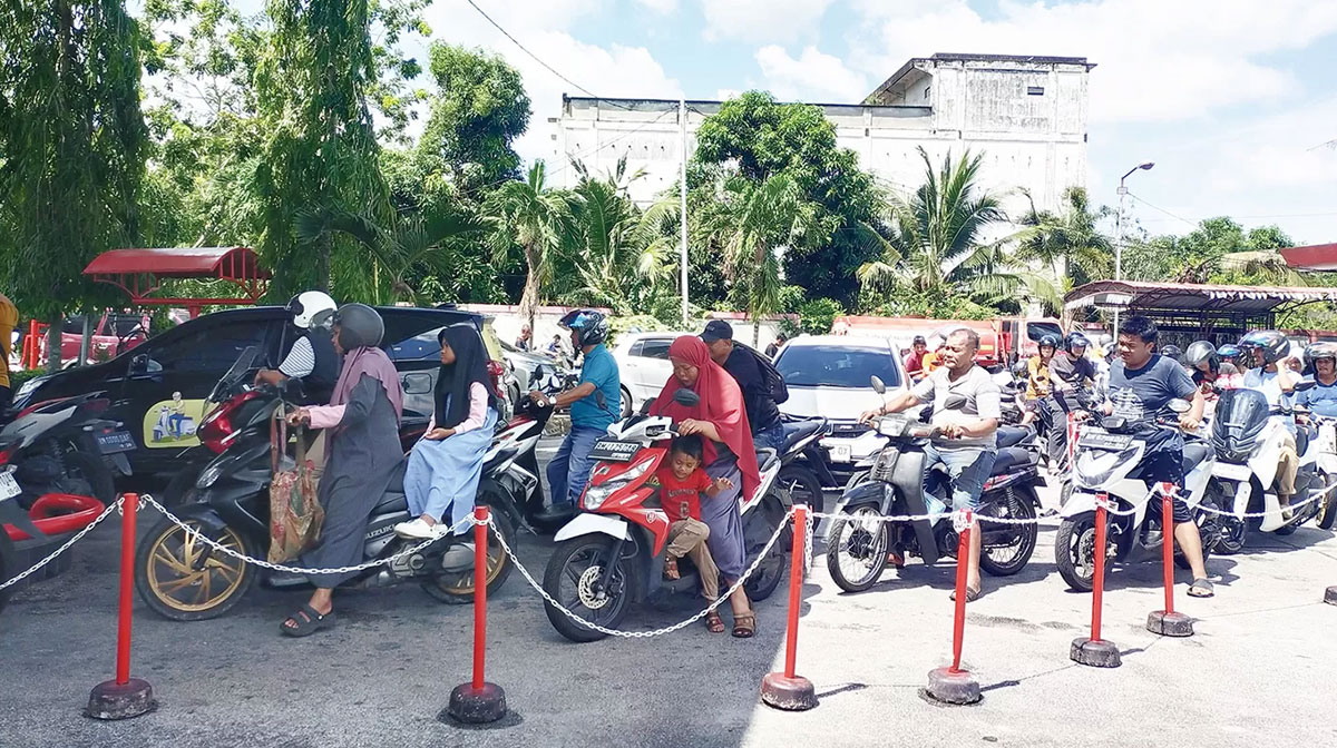 Meski-penyeberangan-Ro-Ro-Bengkalis-sudah-lancar,-namun-pengendara-masih-mengantre-BBM-di-salah-satu-SPBU-di-Pulau-Bengkalis-(Dok.-Riaupos)