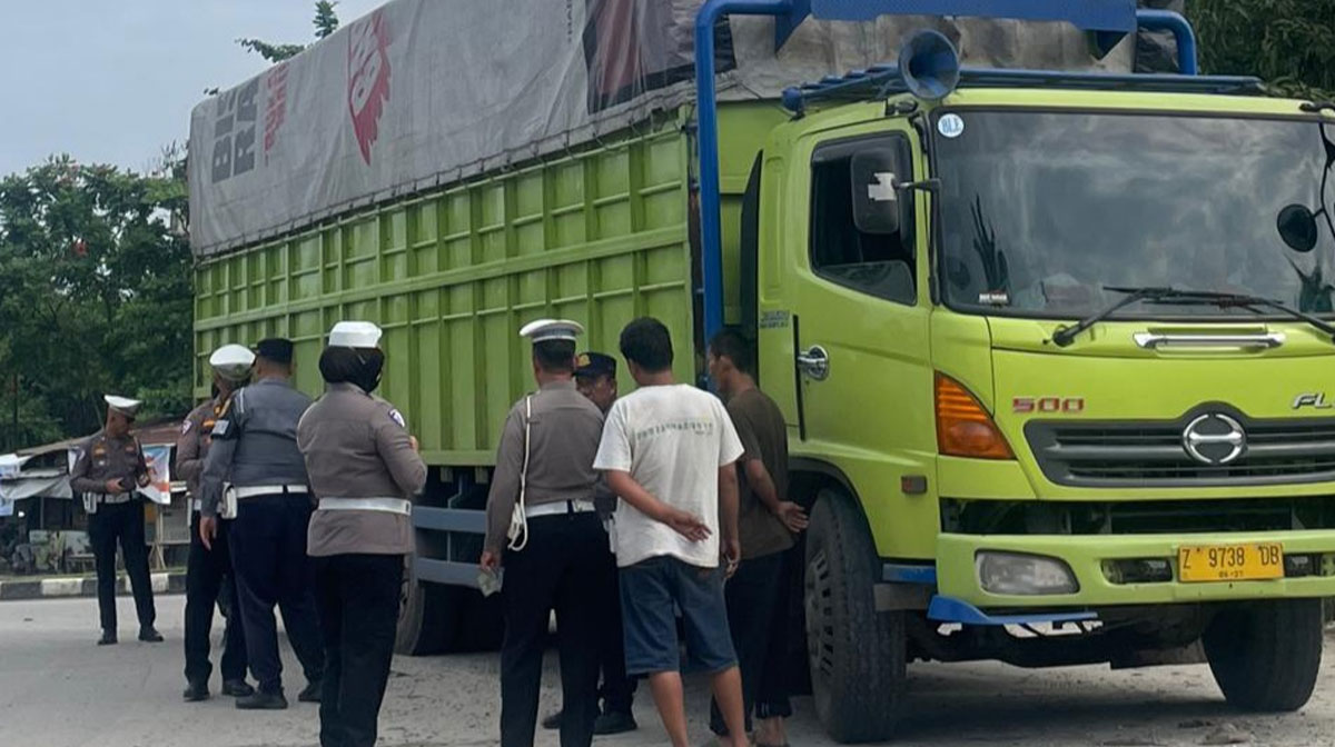 Petugas-gabungan-menindak-supir-truk-angkutan-barang-yang-nekat-melintas-jalanan-dalam-kota-(Dok.-Riau-Aktual)