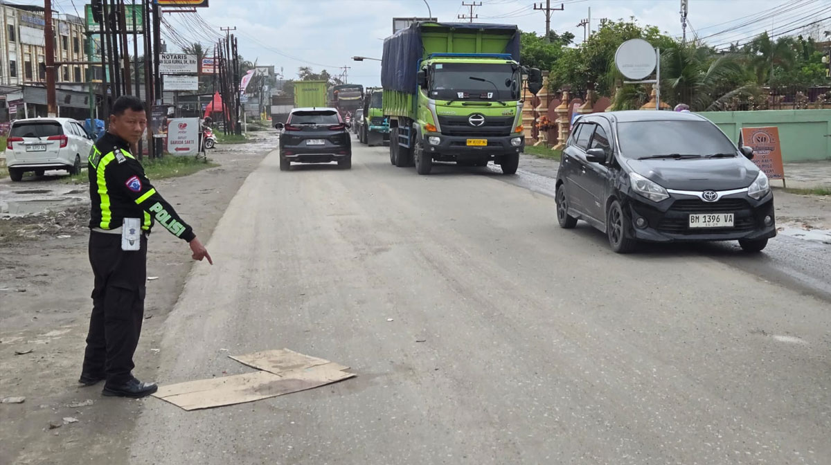 Terjatuh,-Pengendara-Motor-di-Pekanbaru-Tewas-Terlindas-Truk-(Dok.-Riau-Media-Center)