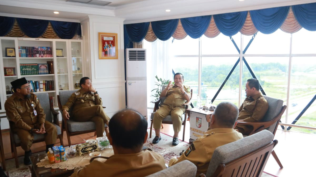 Wali-Kota-Pekanbaru,-Agung-Nugroho-dan-jajaran-melakukan-pertemuan-dengan-Plt-Gubri,-SF-Hariyanto-(Dok.-Riau-Aktual)