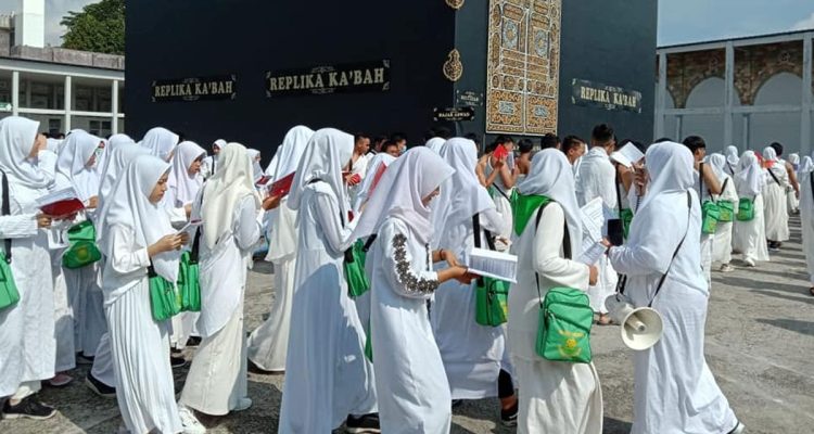 Calon-jemaah-Haji-yang-sedang-Manasik-Haji