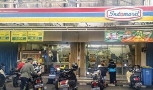 Indomaret-yang-sedang-ramai-pembeli-(Dok.-VOI)