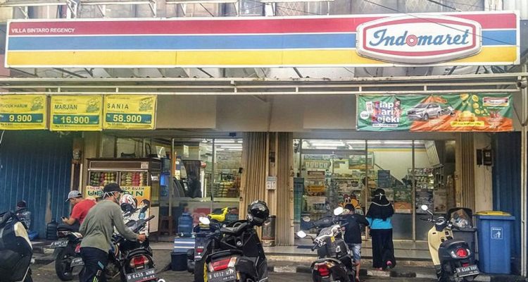 Indomaret-yang-sedang-ramai-pembeli-(Dok.-VOI)