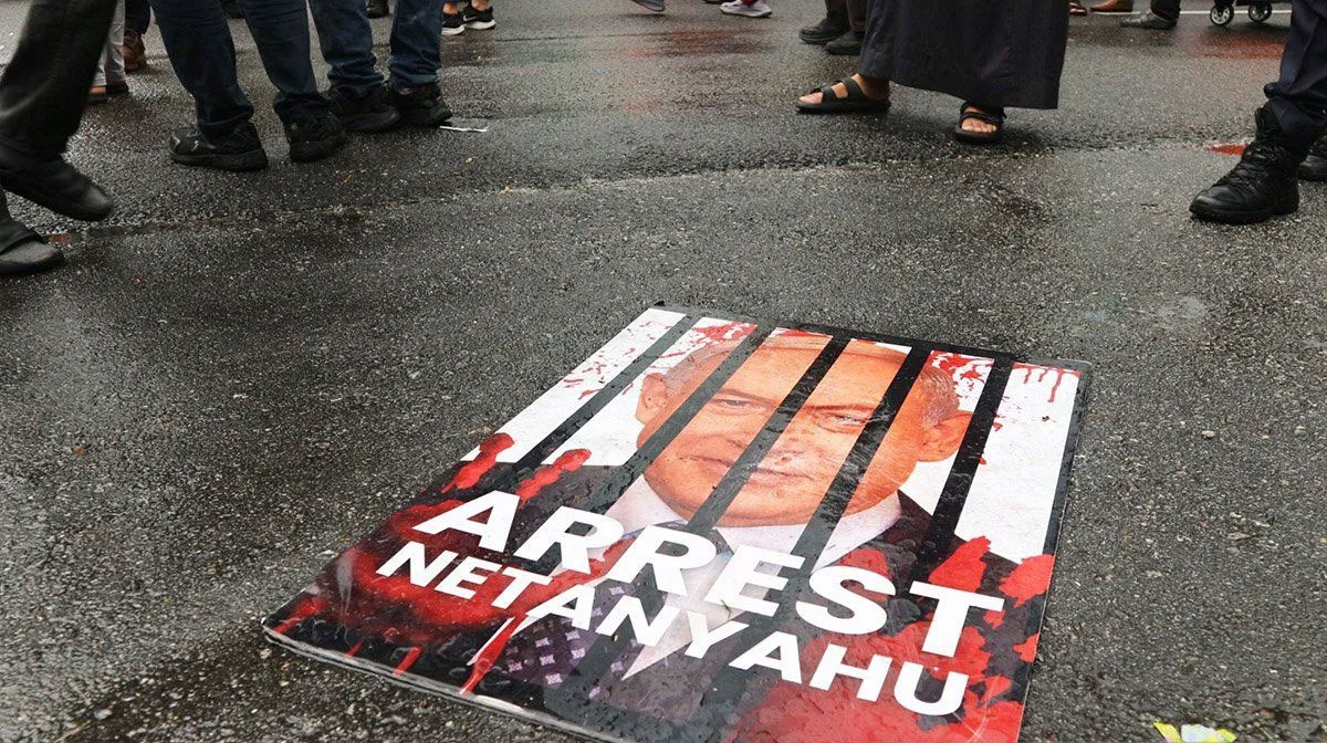 Sebuah-poster-yang-bertuliskan-Tangkap-Netanyahu-berada-di-jalan-saat-sejumlah-orang-yang-berunjuk-rasa-di-sekitar-Kedutaan-Besar-Amerika-Serikat-di-Kuala-Lumpur-(Dok.-Antara)