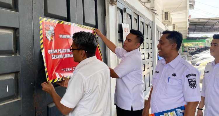 Bapenda-Pekanbaru-Tempel-Stiker-di-Ruko-Penunggak-PBB-(Dok.-Riau-Aktual)