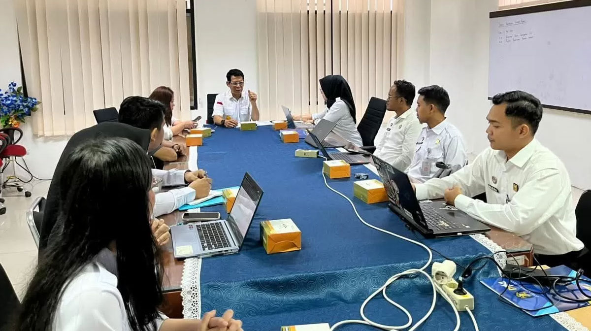 Kepala-Divisi-Pelayanan-Hukum-Kanwil-Kemenkum-Riau-Febri-Mujiono-(paling-belakang)-memimpin-rapat-tindaklanjut-aduan-dugaan-pelanggaran-hak-cipta-pada-Rabu-(Dok.-Humas-Kanwil-Kemenkum-Riau-)
