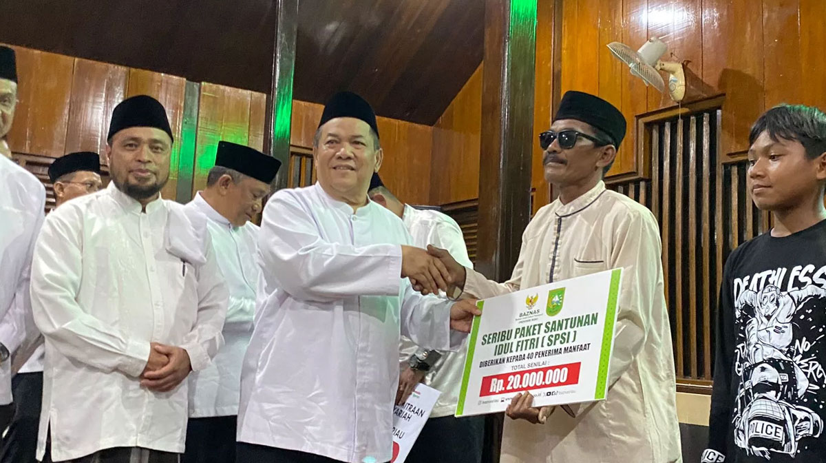 Pelaksana-Tugas-(Plt)-Gubernur-Riau-SF-Hariyanto-menyerahkan-bantuan-Baznas-Riau.-(Dok.-Riau-Aktual)