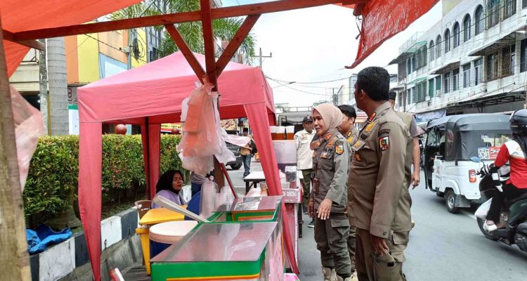 Satpol-PP-Kota-Pekanbaru,-memberikan-peringatan-ke-pedagang-agar-tidak-berjualan-di-bahu-jalan-(Dok.-Riau-Aktual)