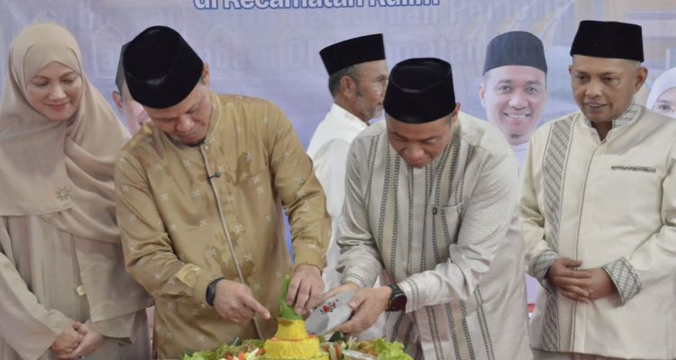 Wali-Kota-Pekanbaru,-Agung-Nugroho-didampingi-Wakil-Wali-Kota-Markarius-Anwar-memotong-tumpeng-dalam-Safari-Ramadan-di-Kecamatan-Kulim-(Dok.-Riau-Aktual)
