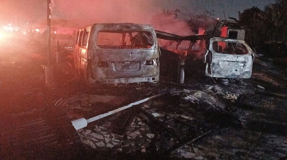 12-Kios-dan-Dua-Mobil-Terbakar-di-Jalan-Merak-Pekanbaru-(Dok.-Cakaplah)