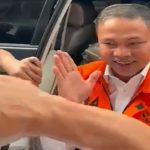 Abdul-Wahid-Tiba-di-PN-Pekanbaru-untuk-Sidang-Perdana,-Tanpa-Masker-dan-Sapa-Pendukung-(Dok.-Cakaplah)