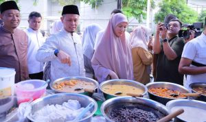 Wali-Kota-Pekanbaru,-Agung-Nugroho-membeli-takjil-di-Pasar-Ramadan-Jalan-WR-Supratman-(Dok.-Pemko-Pekanbaru)