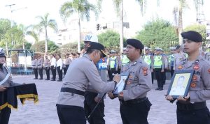 AKBP-Angga-Febrian-Herlambang-memimpin-langsung-upacara-lPTDH-dua-personel-Polres-Dumai-di-halaman-Mapolres-Dumai-(Dok.-Riau-Aktual)