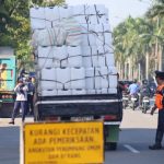 Dishub-Pekanbaru-dan-Petugas-Gabungan-Tilang-Angkutan-ODOL-yang-Nekat-Masuk-Jalan-Protokol-(Dok.-Riau-Aktual)