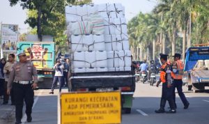 Dishub-Pekanbaru-dan-Petugas-Gabungan-Tilang-Angkutan-ODOL-yang-Nekat-Masuk-Jalan-Protokol-(Dok.-Riau-Aktual)