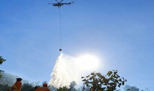 Kembali-Muncul,-Helikopter-Dikerahkan-Padamkan-Karhutla-di-Riau-(Dok.-Riau-Media-Center)