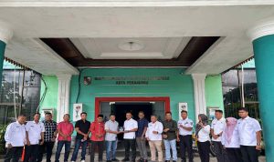 Kepala-DLHK-Kota-Pekanbaru,-menerima-cinderamata-dari-DRPD-dan-Pemkab-Kuansing-(Dok.-Riau-Aktual)