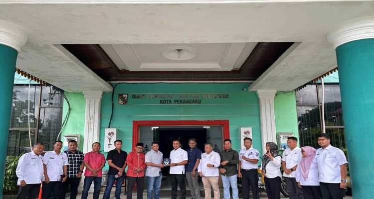 Kepala-DLHK-Kota-Pekanbaru,-menerima-cinderamata-dari-DRPD-dan-Pemkab-Kuansing-(Dok.-Riau-Aktual)