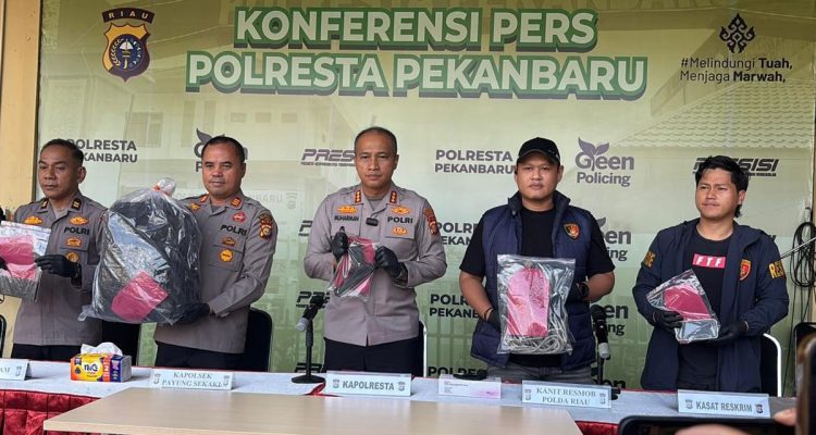 Konferensi-pers-pembunuhan-sopir-truk-di-Pekanbaru.-(Dok.-Riau-Aktual)