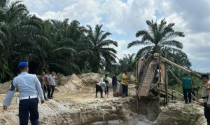 Operasi-penertiban-aktivitas-galian-C-tanpa-izin-di-Dusun-III-Durian-Tandang,-Desa-Kualu,-Kecamatan-Tambang,-Kabupaten-Kampar-(Dok.-Riau-Aktual)