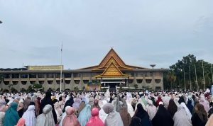 Pelaksanaan-salat-Iduladha-1447-Hijriah-di-halaman-Kantor-Gubernur-Riau-(Dok.-Riau-Aktual)