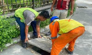 Pemasangan-penutup-drainase-di-pedestrian-jalan-(Dok.-Riau-Aktual)