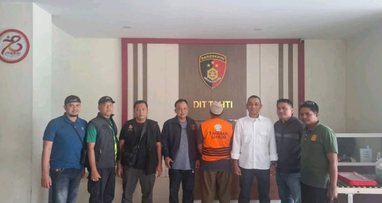 Pembalakan-Liar-di-Habitat-Harimau-Sumatera,-Gakkum-Kehutanan-Tangkap-Pria-Berinisial-W-(dok.-Riau-Media-Center)