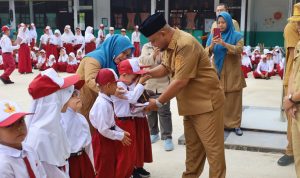 Penyerahan-seragam-gratis-oleh-Wakil-Bupati-Siak-Syamsurizal-di-SD-Negeri-05-Kampung-Dalam,-Kota-Siak,-Kabupaten-Siak-(Dok.-Riau-Aktual)