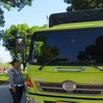 Petugas-Dishub-Kota-Pekanbaru,-meminta-pengemudi-truk-memutar-balik-kendaraannya-untuk-lewat-jalan-lingkar-(Dok.-Riau-Aktual)