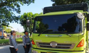 Petugas-Dishub-Kota-Pekanbaru,-meminta-pengemudi-truk-memutar-balik-kendaraannya-untuk-lewat-jalan-lingkar-(Dok.-Riau-Aktual)