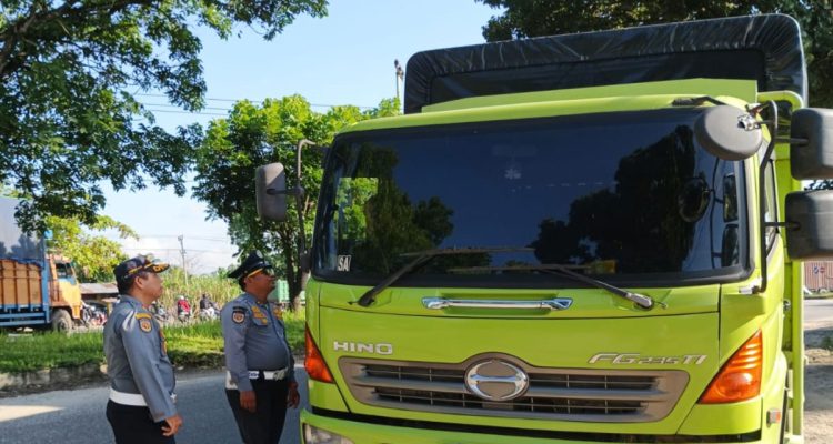 Petugas-Dishub-Kota-Pekanbaru,-meminta-pengemudi-truk-memutar-balik-kendaraannya-untuk-lewat-jalan-lingkar-(Dok.-Riau-Aktual)