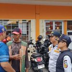 Petugas-UPT-Perparkiran-Dishub-Kota-Pekanbaru-meminta-keterangan-oknum-Jukir-nakal-(Dok.-Riau-Aktual)