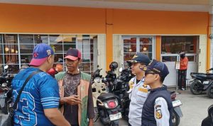 Petugas-UPT-Perparkiran-Dishub-Kota-Pekanbaru-meminta-keterangan-oknum-Jukir-nakal-(Dok.-Riau-Aktual)